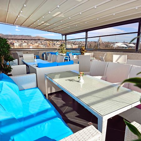 River Side Hotel Tbilisi Exterior foto A 3D rendering of a balcony